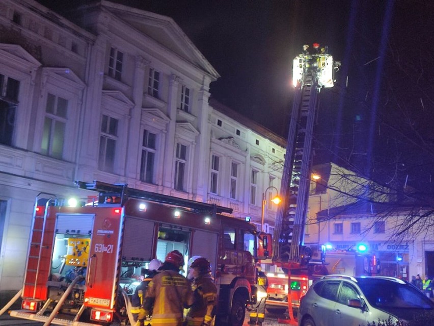 Pożar dawnego hotelu w Wągrowcu. Co było przyczyną pojawienia się ognia w kamienicy na Rynku? Jakie są ustalenia straży pożarnej i policji?