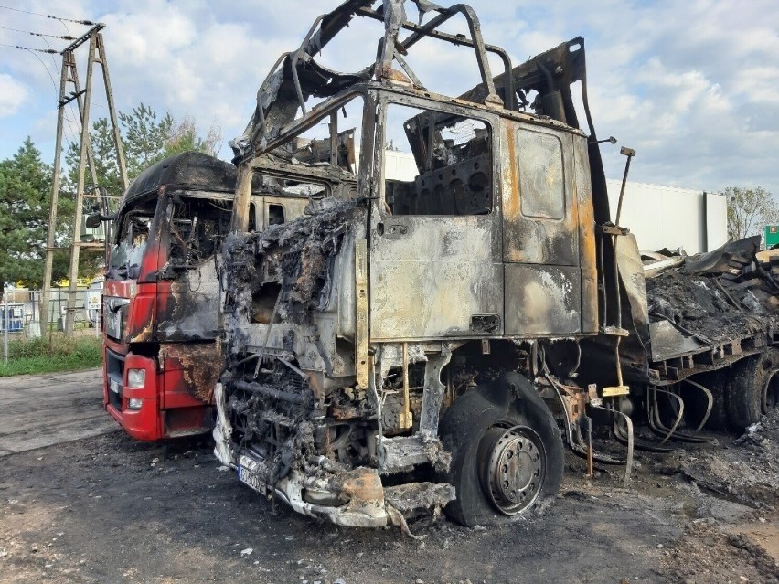 Właściciel firmy transportowej z Rusocina wyznaczył nagrodę za wskazanie podpalacza. Pożar pochłonął kilkanaście aut