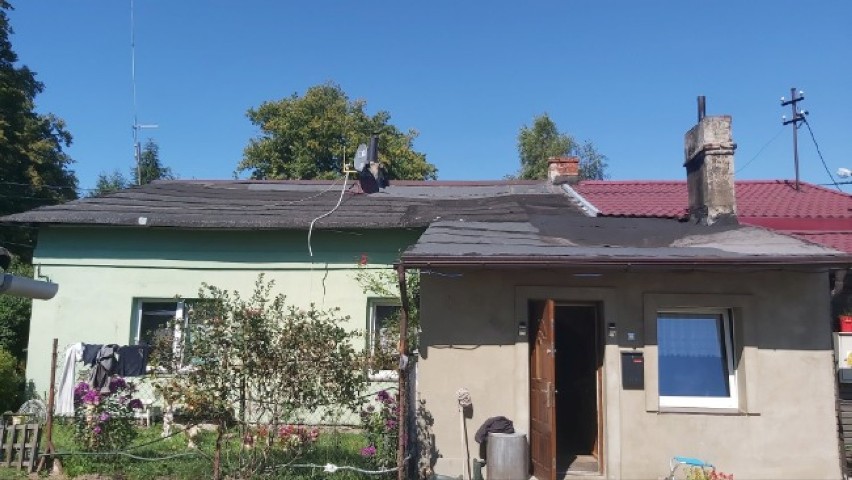 Dach w przedniej części domu juz się zawalił