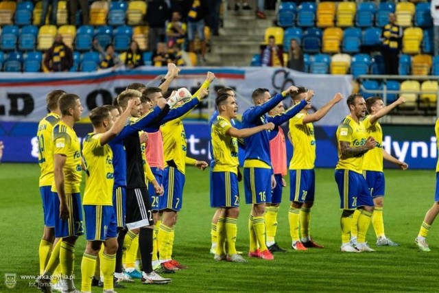 Piłkarze Arki Gdynia w ostatni piątek po końcowym gwizdku sędziego mieli powody do radości. żółto-niebiescy efektownie rozbili 4:0 Miedź Legnica. Czy skuteczną grę i zwycięstwo uda im się powtórzyć w Niecieczy?