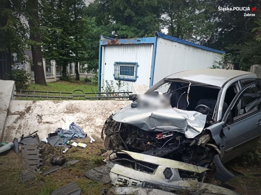 Śmiertelny wypadek w Zabrzu. Samochód uderzył w betonowy mur. 29-latek nie żyje, dwie osoby są ranne