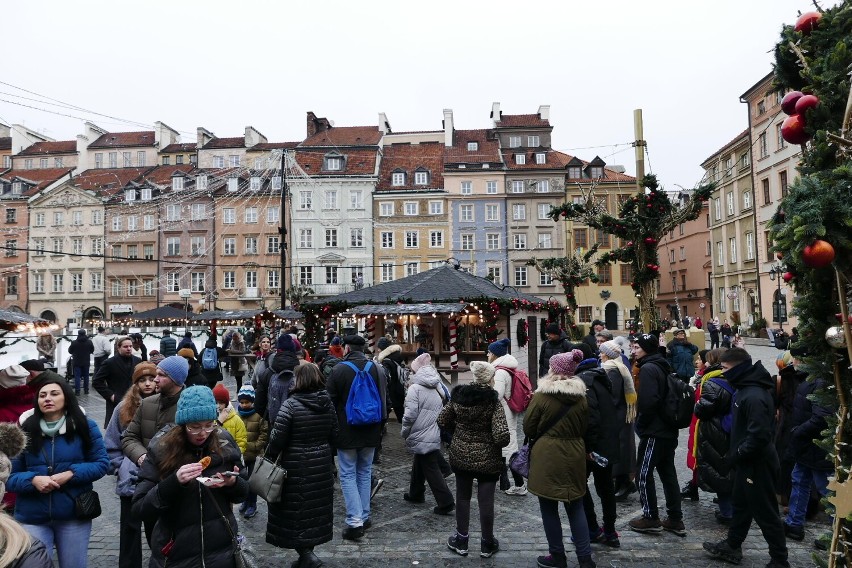 Tłumy spacerowiczów na Starym Mieście w Warszawie. Mieszkańcy wybrali się na świąteczną przechadzkę 