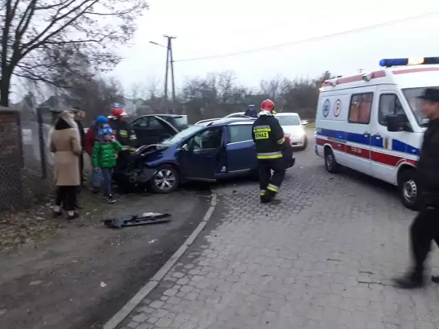 Wypadek w Skierniewicach zdarzył się w środę, 20 grudnia, o godz. 7.50 na skrzyżowaniu ulicy Młynarskiej z ulicą Lipową. Dwie osoby zostały odwiezione do szpitala w Skierniewicach.