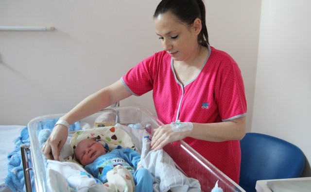 Agata Kulik z synem Remiliuszem, pierwszym urodzonym w roku 2016 we włocławskim szpitalu