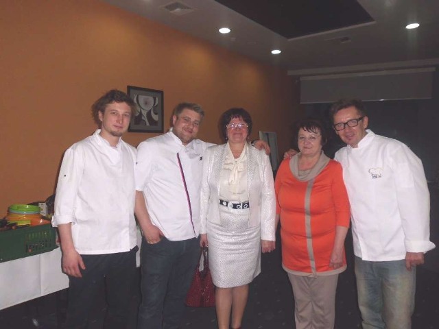 Jolanta Zalega (z prawej) z Marią Gurbałą i mistrzami kuchni
