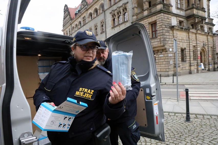 Legnicka Straż Miejska rozdaje certyfikowane maseczki medyczne przed Urzędem Miasta