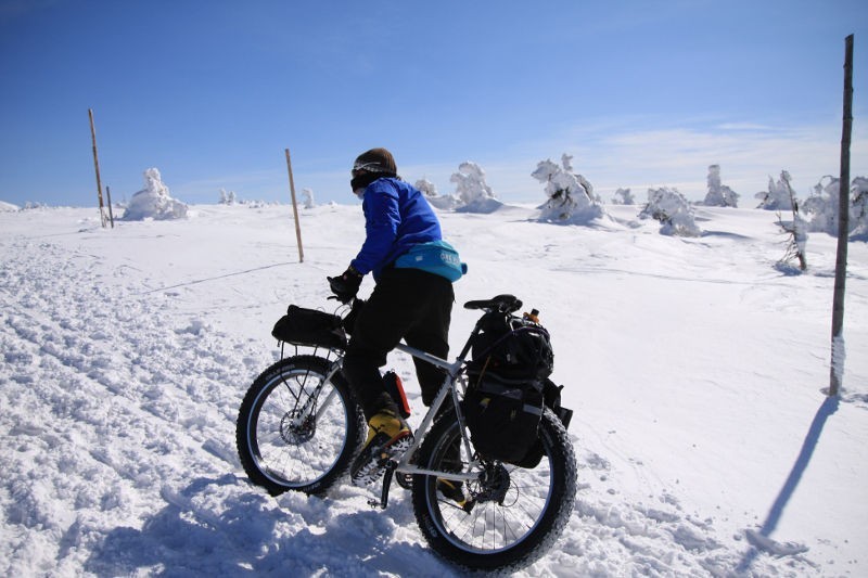 Nawet zimą w góry można wybrać się rowerem. Jak widać na...