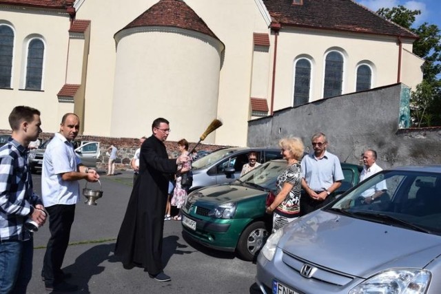 Święcenie pojazdów w parafii pw. św. Michała Archanioła w Nowej Soli w lipcu 2018 roku. Pojazdy parafian święcił ks. Waldemar Kostrzewski.