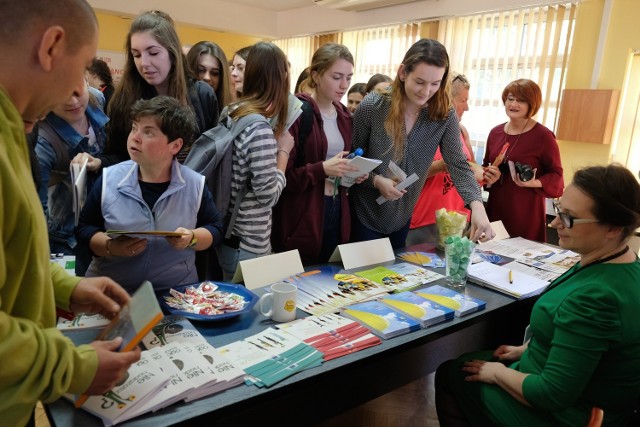 W piątek w Centrum Edukacji Nauczycieli w Przemyślu, odbyły się targi pracy.

Na targach przedstawiono oferty pracy przez pracodawców z Podkarpacia i okolic Przemyśla, reprezentujących rozmaite branże. Osoby bezrobotne i uczniowie ostatnich klas szkół średnich mieli możliwość zapoznania się z aktualnymi ofertami pracy, ale także z oczekiwaniami potencjalnych pracodawców i wymaganiami, jakie stawiane są na określonych stanowiskach pracy.