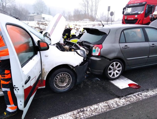 W zderzeniu toyoty z mercedesem w Niewieścinie ucierpiała jedna osoba