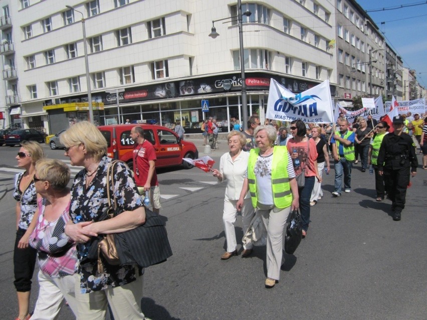 Gdynia: Protest kupców z Hali Targowej. Przeszli ul. Świętojańską pod Urząd Miasta