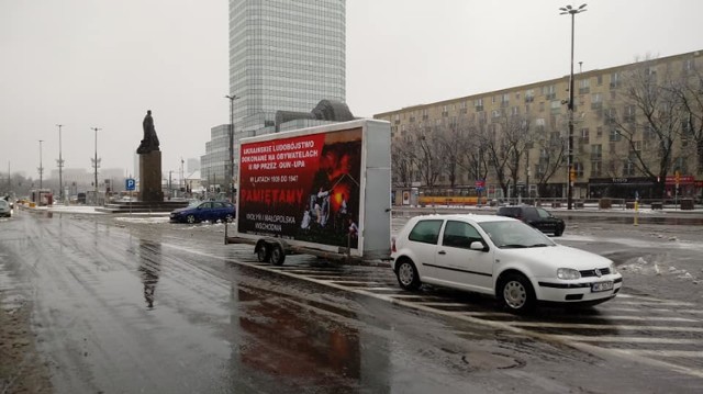 Ruszyła kampania informująca o ludobójstwie na Wołyniu. Ulicami stolicy jeździ samochód ze specjalnym billboardem