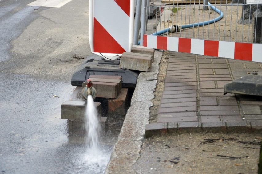 Woda leje się na ulicę Przemysłową