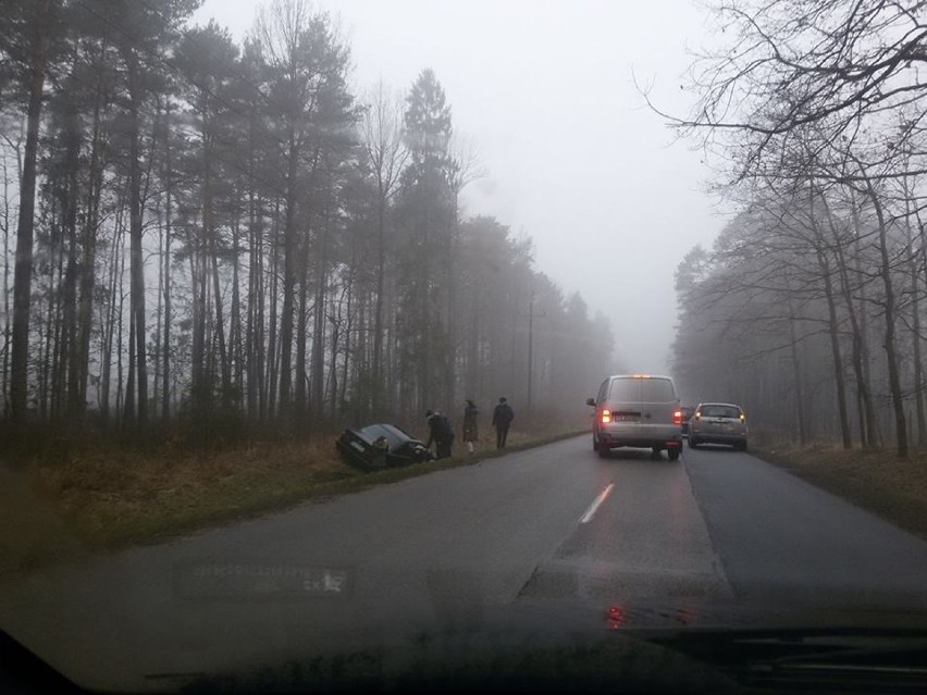 PILNE: Wypadek pod Strzebiniem, wylot na Koszęcin. Samochód wjechał do rowu
