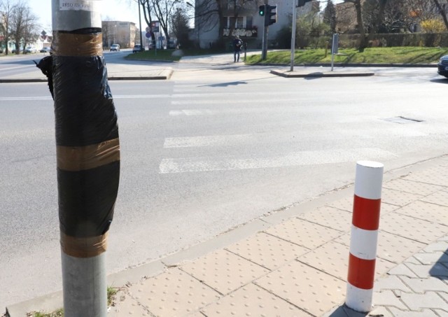 Przyciski na ulicach Radomia na sygnalizatorach świetlnych są zaklejone. Wszystko dla bezpieczeństwa mieszkańców.