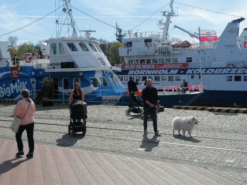 Ależ weekend w Kołobrzegu! Plażowanie, parawany, kosze i pierwsze kąpiele 