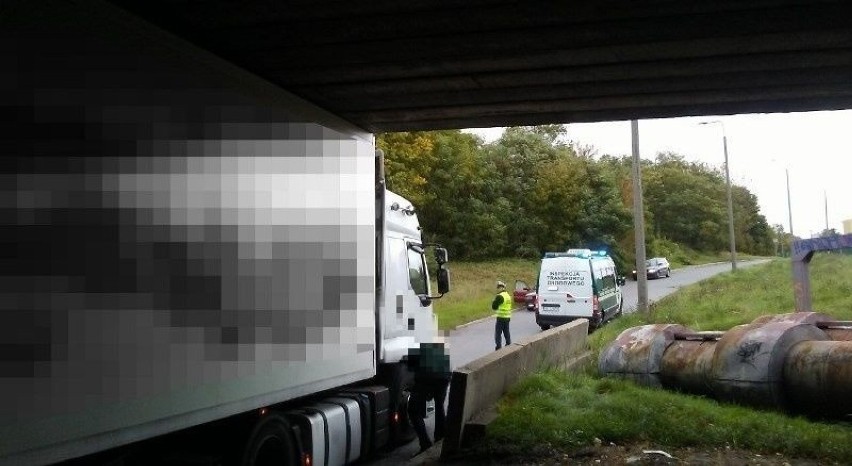 Sosnowiec: Samochód ciężarowy utknął pod wiaduktem. Okazało się, że to najmniejsze z wykroczeń kierowcy.