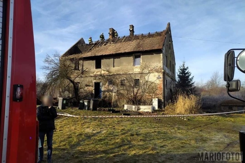 Jedna osoba zginęła w pożarze domu. Interweniować musiało 7 zastępów straży pożarnej. Gdzie?