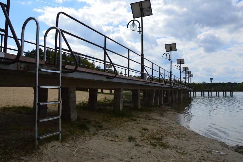 Akwen wysycha, a linia plaży się przesuwa.