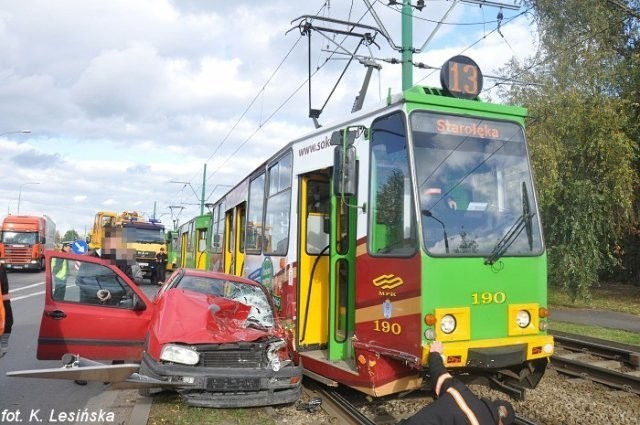 Wypadek na Starołęckiej. Samochód wjechał w tramwaj [ZDJĘCIA]