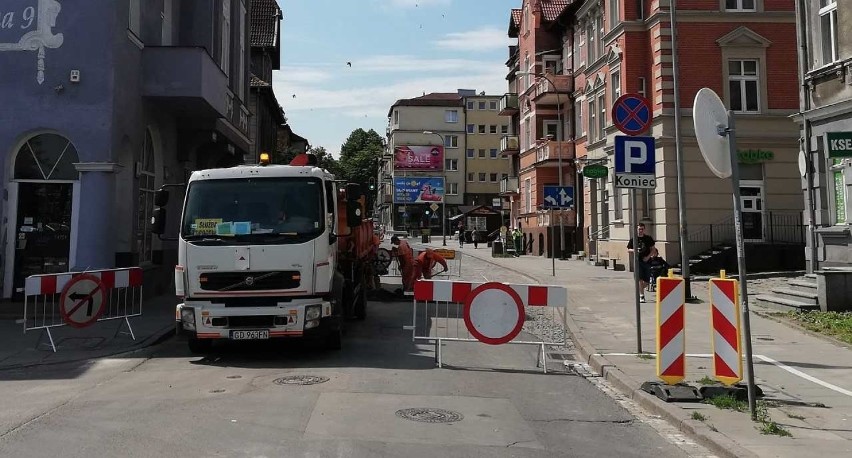 Awaria na ul. Do Studzienki w Gdańsku. Zostaje zamknięta dla ruchu, wyznaczono objazdy 11.07. Zapadła się części jezdni ul. Do Studzienki 