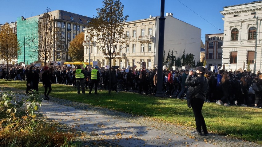 Przepis, na który powołuje się prokurator, brzmi za to:...