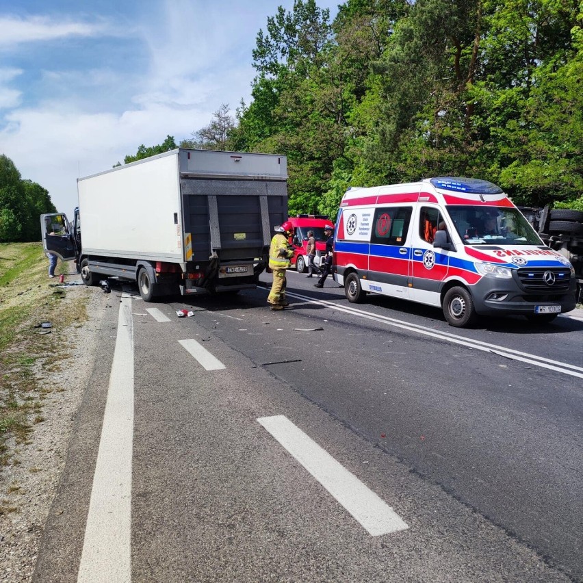 Uwaga kierowcy! Wypadek na trasie Puławy – Radom. Droga jest całkowicie zablokowana