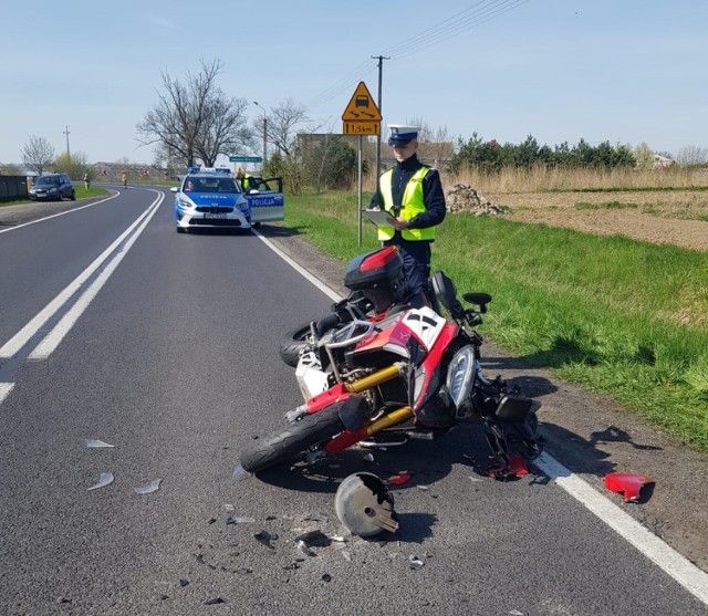 Kolizja motocykla i dostawczaka w gminie Jeziora Wielkie.