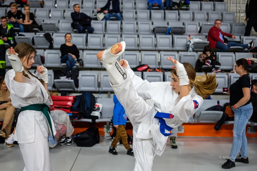 Karatecy opanowali Arenę Jaskółka Tarnów. W hali odbyły się Otwarte Mistrzostwa Makroregionu Południowego. Zobaczcie fotorelację!