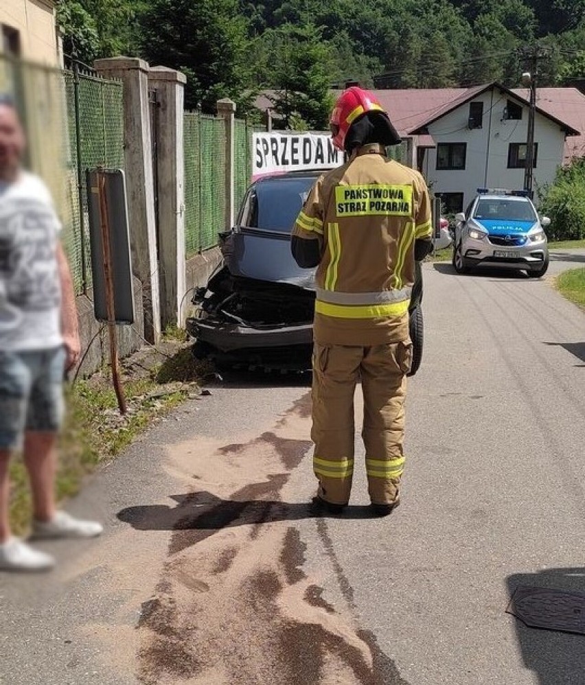 Rytro. Sprawca zderzenia renault z pociągiem na przejeździe kolejowym zapłaci wysoki mandat. Zobaczcie zdjęcia