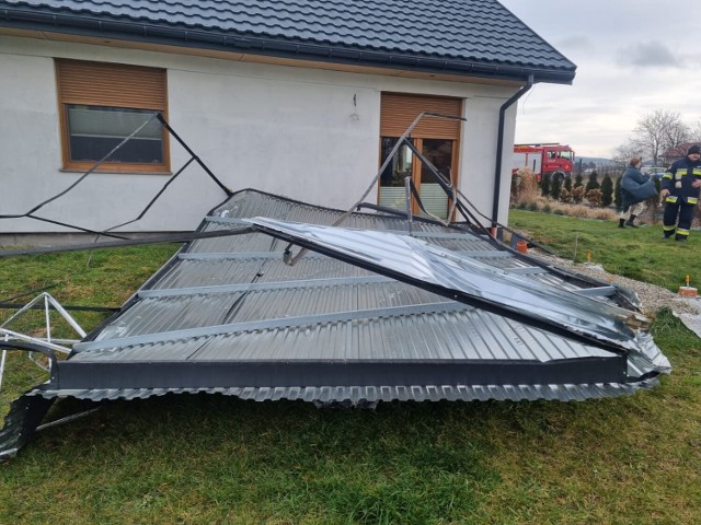 Jednostka OSP z Krygu wzięła udział w akcji usuwania zniszczonego garażu, który podmuch przeniósł z terenu innej posesji