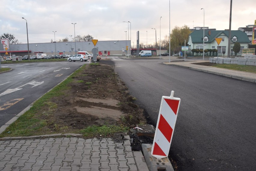 Ulica Popiełuszki w Wieluniu jest przejezdna, ale to nadal plac budowy [FOTO]