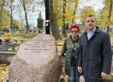 Kwesta cmentarna w Tomaszowie na ratowanie zabytkowych nagrobków. Wszystkich Świętych 2023. ZDJĘCIA, VIDEO