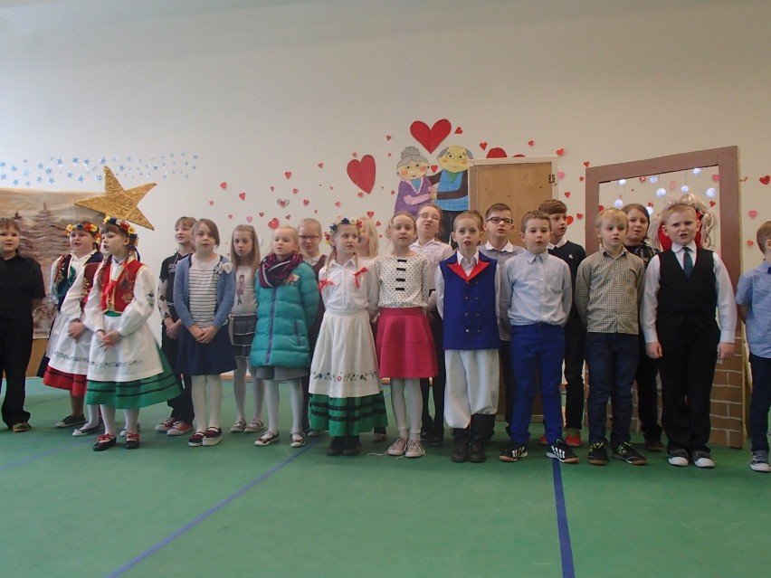 Najmłodsi uczniowie ZS w Sulęczynie tańczyli i deklamowali wierszyki na święto babci i dziadka