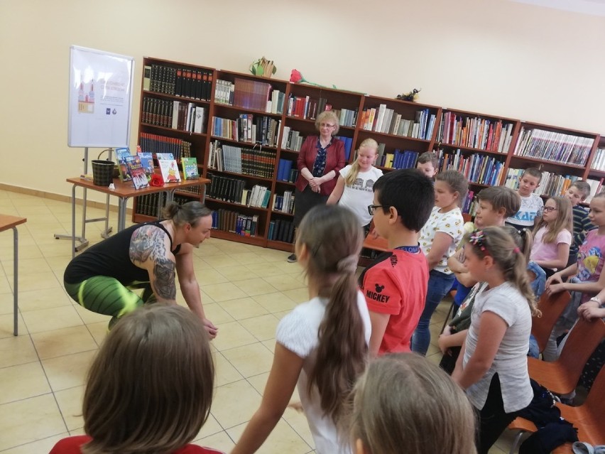 Karolina Koszela spotkała się z dzieciakami w bibliotece....