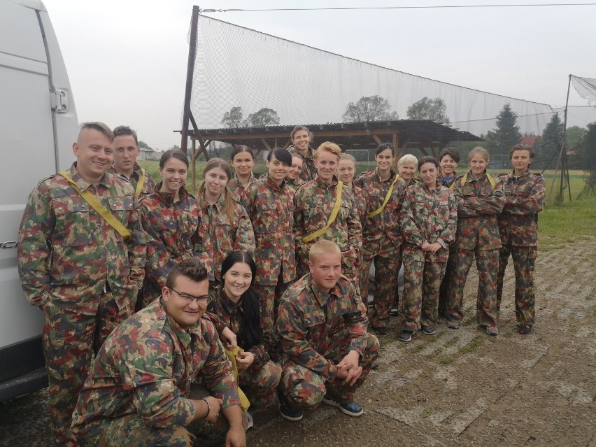 Piłkarki nożne Wawelu podczas zajęć paintballowych na...