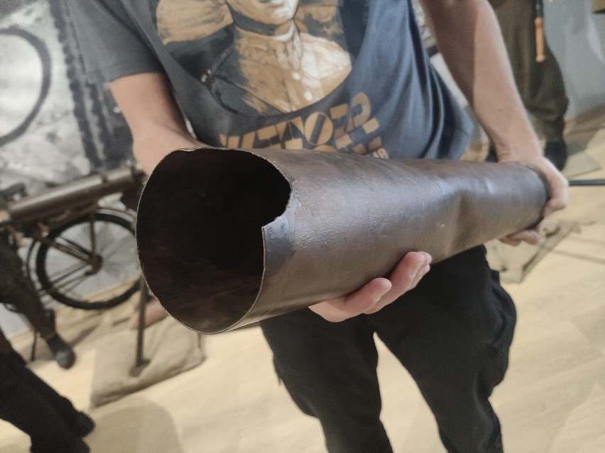 Pleszew. Łuska amunicyjna z radzieckiego czołgu trafiła do pleszewskiej Izby Tradycji 70 Pułku Piechoty