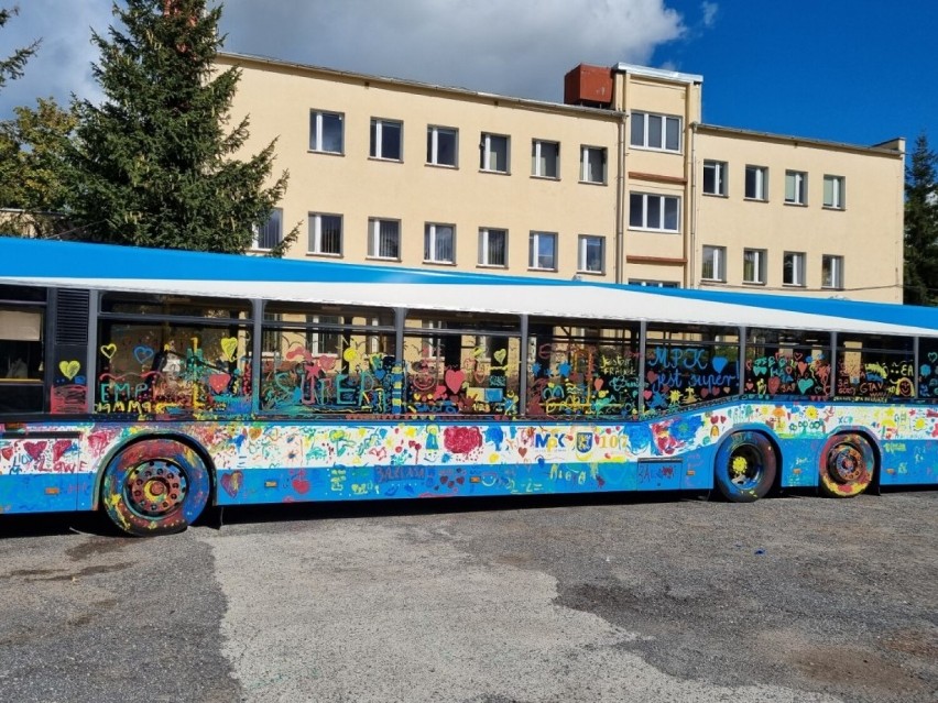 Dzieci pomalowały autobus