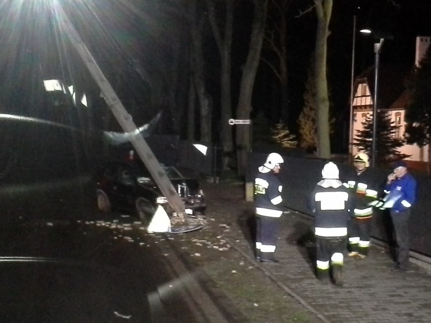 Wypadek w Szamotułach. Osobówka wjechała w słup energetyczny