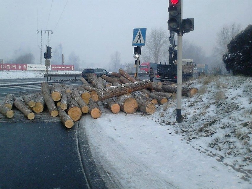 Czechowice-Dziedzice: Drewniane bale posypały się na DK1 [ZDJĘCIA]