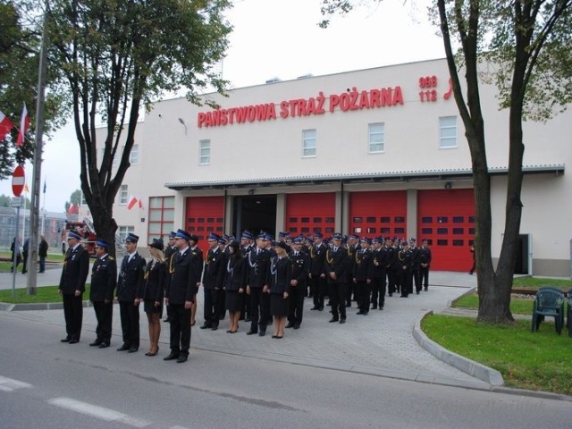 Strażacy przed nową strażnicą gotowi do wyr&oacute;żnień. Fot. Roman Woźniak