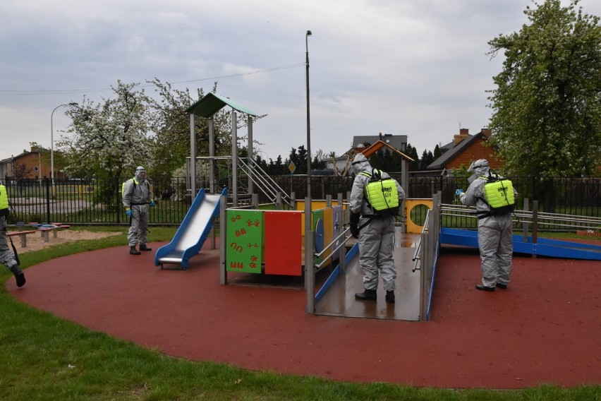 Pracownicy Ośrodka Sportu i Rekreacji w Suwałkach dezynfekowali tereny wokół przedszkoli