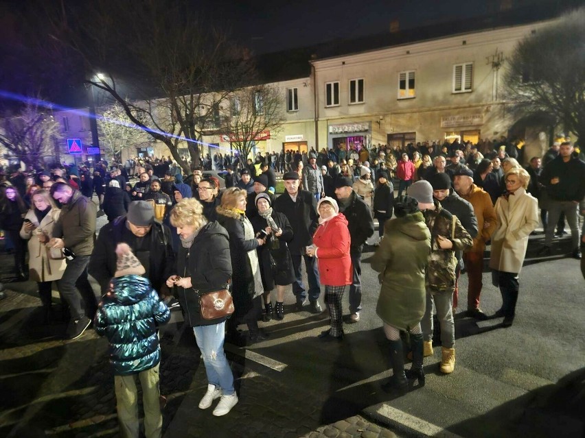 Wspaniała sylwestrowa noc na Rynku w Staszowie! Mieszkańcy powitali Nowy Rok pod gołym niebem