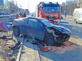 Wypadek na Piłsudskiego w Łodzi. Opel wjechał na chodnik i wbił się w latarnię [ZDJĘCIA]