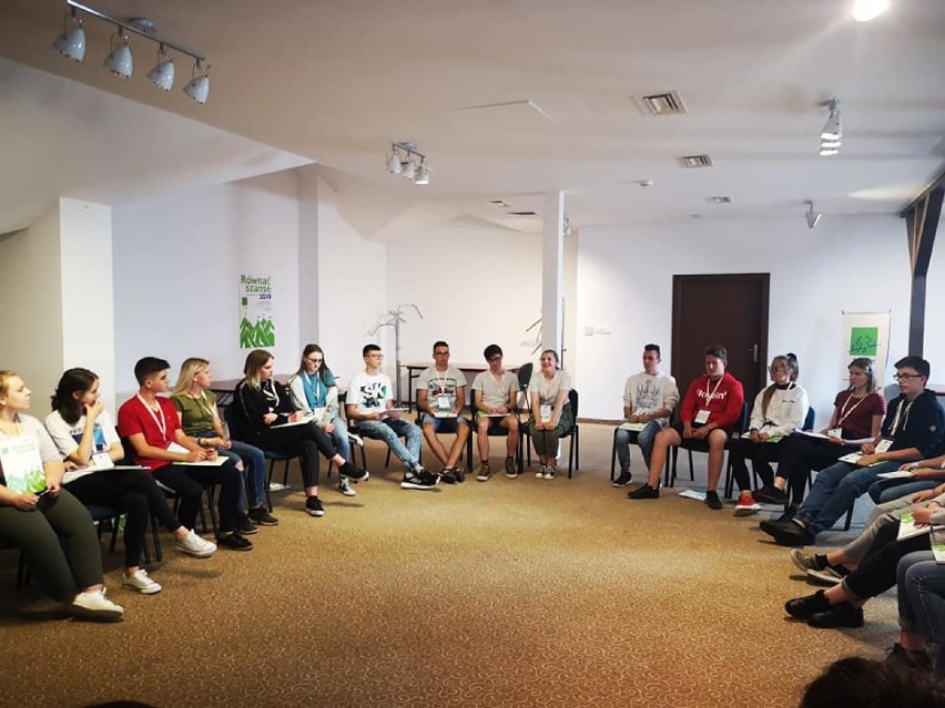 Towarzystwo Miłośników Ziemi Chodzieskiej: Młodzież na szkoleniu liderów w Warszawie (FOTO)