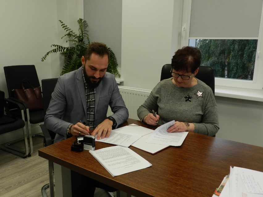  Gmina Stegna.Wójt gminy podpisała umowę na modernizację boiska w Stegnie.