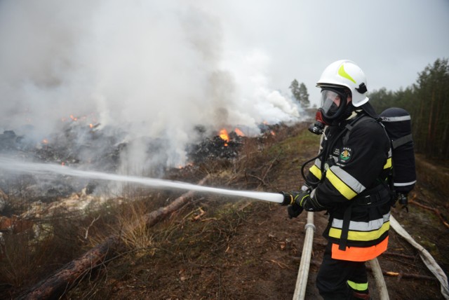 Pożaru na terenie firmy Eco Recykling w Brożku dzień i noc pilnują strażacy - ochotnicy.