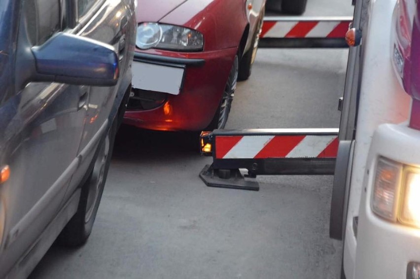 Mistrzowie parkowania zablokowali dojazd strażakom, nie żyje kobieta [ZDJĘCIA]