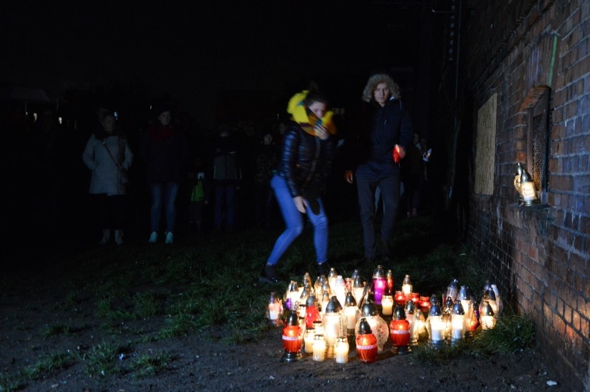 W ciszy i modlitwie spotkali się, żeby uczcić pamięć o zmarłym, 13-letnim Janku