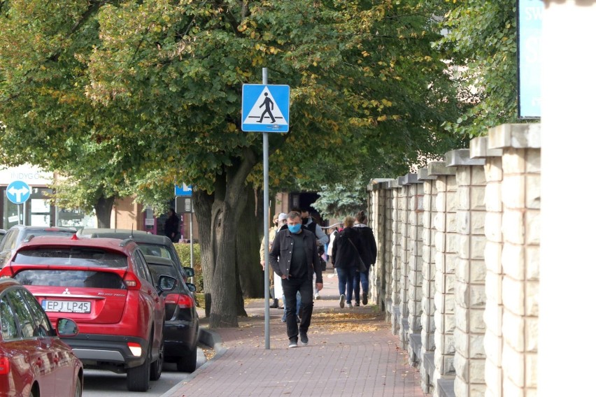 Czerwona strefa w Wieluniu. Gdzie nie trzeba zakrywać ust i nosa? Kto nie musi nosić maseczki? ZDJĘCIA